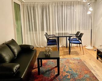 Cozy apartment close to Zurich Airport and City - Kloten - Living room
