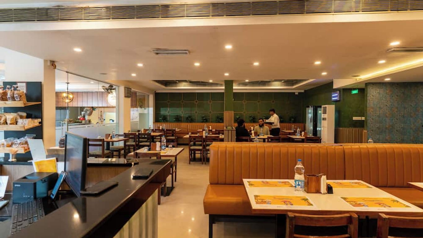 Royal Plaza Glitz Inn