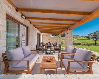 Mint Retreat Suites - Kalandra - Patio