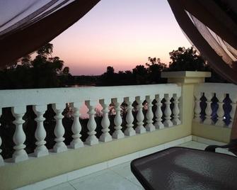 Emirates Hills Lake View Villa - Dubai - Balcony