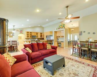 Porterville Getaway w/ Patio + Valley Views! - Porterville - Huiskamer