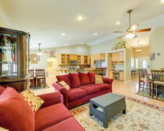 Porterville Getaway w/ Patio + Valley Views! - Porterville - Sala de estar