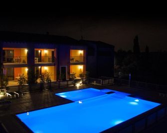 아그리투리스모 아이 트레 피에닐리 - 폰티술 민치오 - 수영장