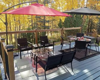 Huge mountain-themed home steps to forest trails, 15 min to Jasper National Park - Jasper Hinton - Balcon