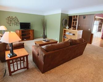 4 bedroom 2 1/2 bath country home just minutes from town - Hutchinson - Living room