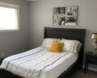 Clean 2 bedroom Townhouse close to Airport and Downtown - Burien - Bedroom