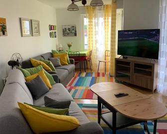 La Défense wonderful 2 bedrooms apartment - Suresnes - Living room