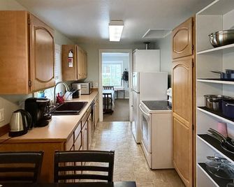 Scandia North Cabin - Close to Beach & Downtown! - Cannon Beach - Kitchen