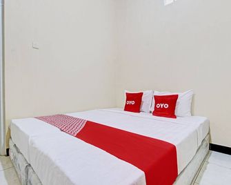 OYO Life 93034 Ayri Home - Salatiga - Schlafzimmer