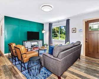 Bear Walk Cottage in Black Mountain - Black Mountain - Living room
