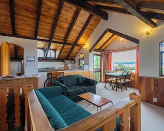 Manapouri Holiday Park - Manapouri - Living room