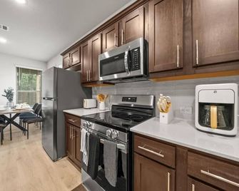 Luxurious 4 Bed Duplex Getaway! - Denton - Cocina