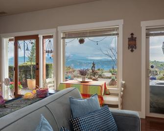 Family-friendly Urban Oasis with Beautiful Garden - Gibsons - Obývací pokoj