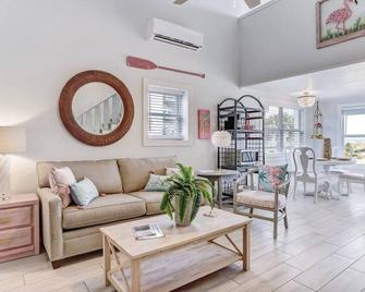 Flamingo Loft - Charming Oceanfront Loft - Multiple Decks - Private Beach Access - Fernandina Beach - Oturma odası