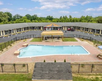 Crewe Boutique Inn - Crewe - Pool