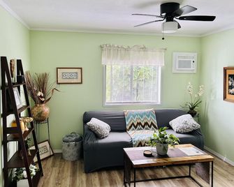 Puakenikeni Hilo Hale - Hilo - Living room