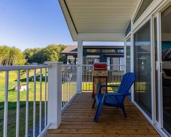 09 - Kingfisher Cottage By The Sea at Alder Bay - Port McNeil - Balcón