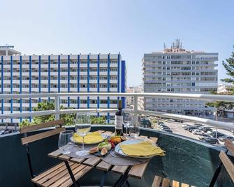 HostWise - Classic & Spacious Flat w/ Balcony - Monte Gordo - Balkon