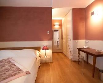 Rocche Costamagna Art Suites - La Morra - Schlafzimmer