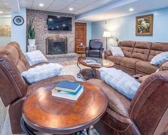 Family Stay! Near both Ark & Creation Museum! - Walton - Living room
