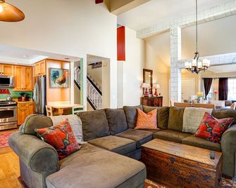 Wine Country Retreat. Large backyard with pool/spa, outdoor kitchen & fireplace - Windsor - Living room