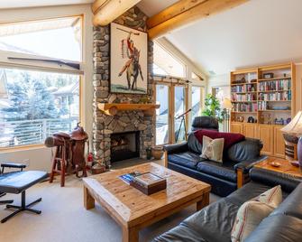 Warm Springs Ski Way Home with Pool, Pickleball, and More! - Ketchum - Living room