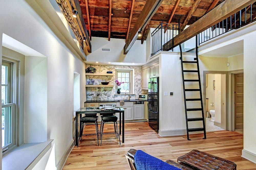 Sunny Executive Carriage House / Guest House located in Ambler/Blue Bell
