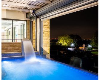 Last Drop Village Hotel & Spa - Bolton - Bazén