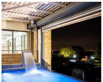 Last Drop Village Hotel & Spa - Bolton - Piscina