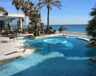 Wonderful apartment with sea view. Up to 6 people - Savona - Pool