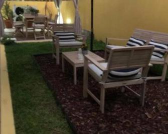 Casa da Praia Guest House 300m from the beach on the road to Santiago de Compostela - Labruge - Patio