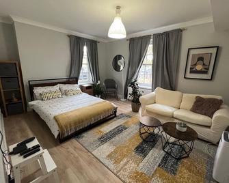 Stylish apt in a 1938 building with parking - London - Bedroom
