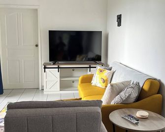 Charming 1-bedroom apartment in vibrant St Thomas with WiFi - Saint Thomas Island - Pokój dzienny