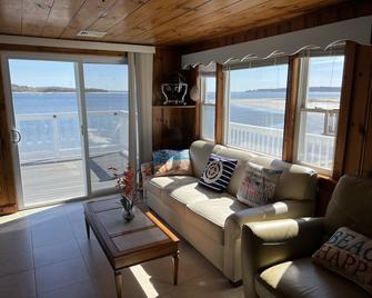 Cozy Waterfront Cottage - Wareham - Living room