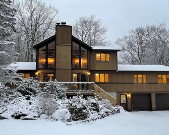 Huge Dining Table, Full Game Room, Barrel Sauna, 3,000 sqft, Firepit, Secluded - Lake Harmony - Bâtiment