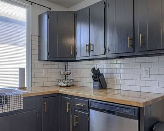New 5bd Near Unl & Dt | Poker Table & Games - Lincoln - Kitchen