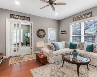 White House on Wisconsin-Main House - Renovated Colonial Revival -Steps to Horticultural Hall - Parking - Lake Geneva - Living room