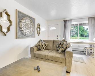 Walk to Parks Snug Soldotna Sanctuary! - Soldotna - Living room