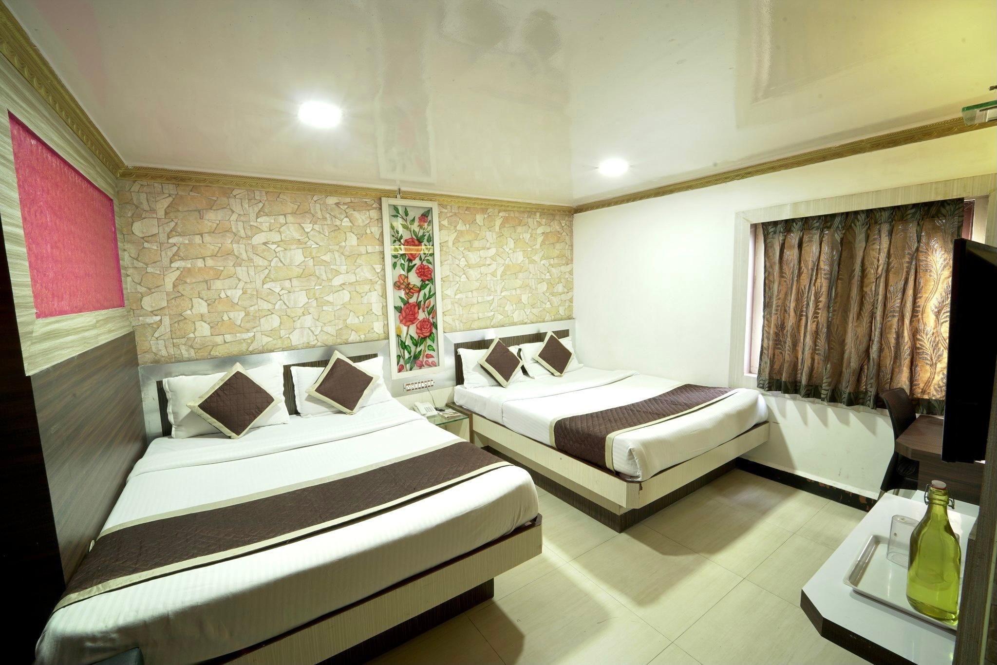 Adarsh International Hotel - אוטי - חדר שינה