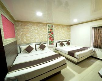 Adarsh International Hotel - אוטי - חדר שינה