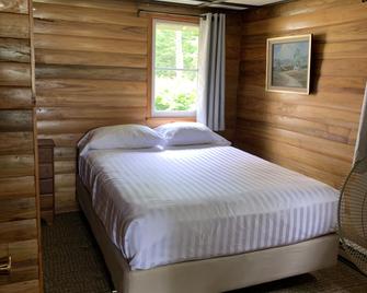 Colonial Bay Motel And Cottages - Huntsville - Schlafzimmer