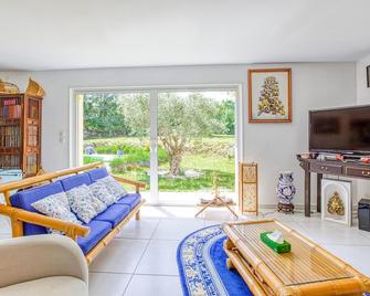 Lovely Home In Autoire - Autoire - Living room
