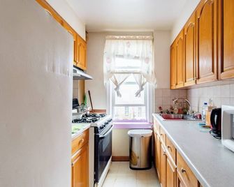 Enjoy this Cozy Brooklyn Room with Parking & Shared Kitchen & Bathroom - Brooklyn - Cocina