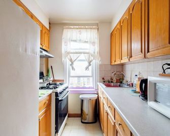 Enjoy this Cozy Brooklyn Room with Parking & Shared Kitchen & Bathroom - ברוקלין - מטבח