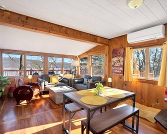 Enjoy the view and easy lake access just steps from the Appalachian Trail - Greenwood Lake - Dining room