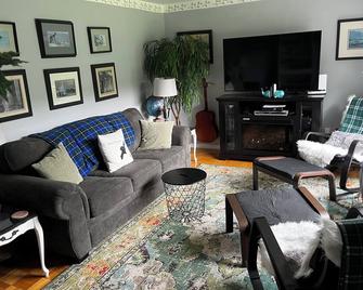 Waterfront Bras d’Or Lake - West Bay - Living room