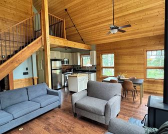 Cozy Cabin on Coliseum Mountain 3 Bedrooms with bunk beds - Nordegg - Living room