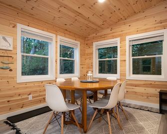 Lake Winnipeg All Season Cozy Cottage with Outdoor Cedar Sauna - Grand Marais - Dining room