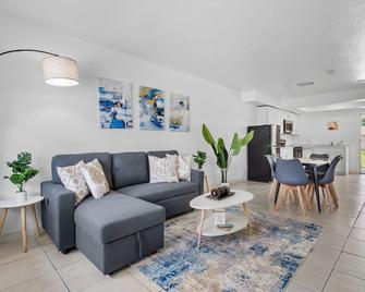 The Heart of Cape Coral! - Cape Coral - Living room