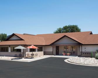 Super 8 by Wyndham Hot Springs - Hot Springs - Building